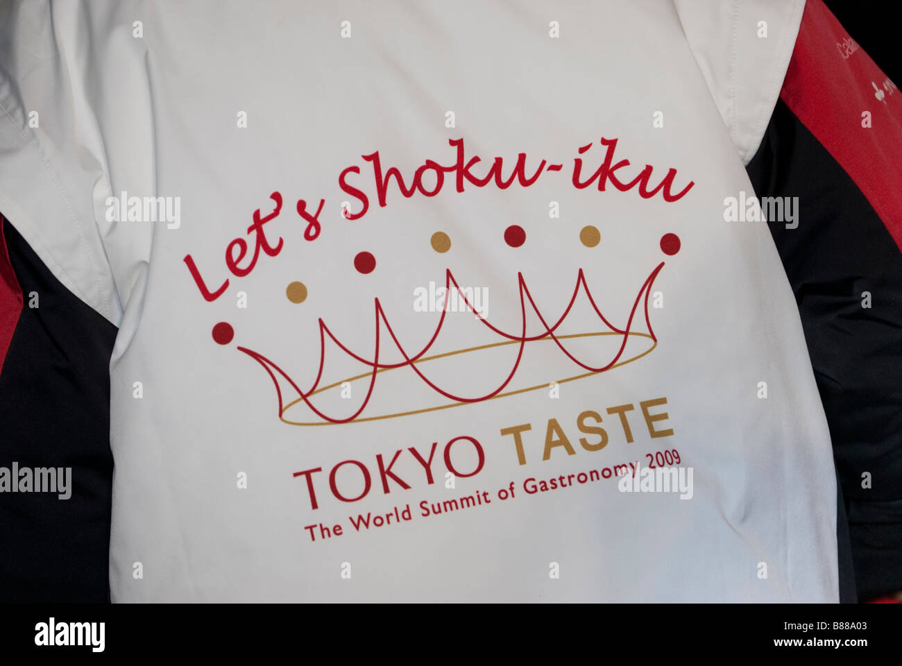 Una camicia che mostra il logo per Tokyo gusto: il summit mondiale di gastronomia 2009, 10 febbraio 2009. Foto Stock