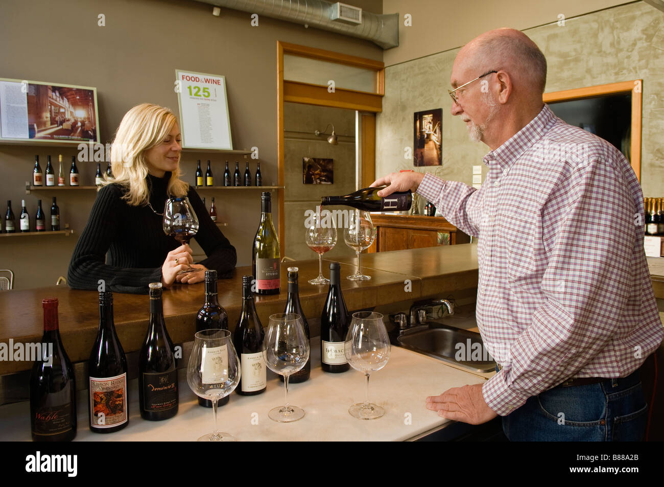 Heidi Yates sala degustazione manager e membro dello staff Mike Hall a Carlton Winemakers Studio Carlton Oregon Foto Stock
