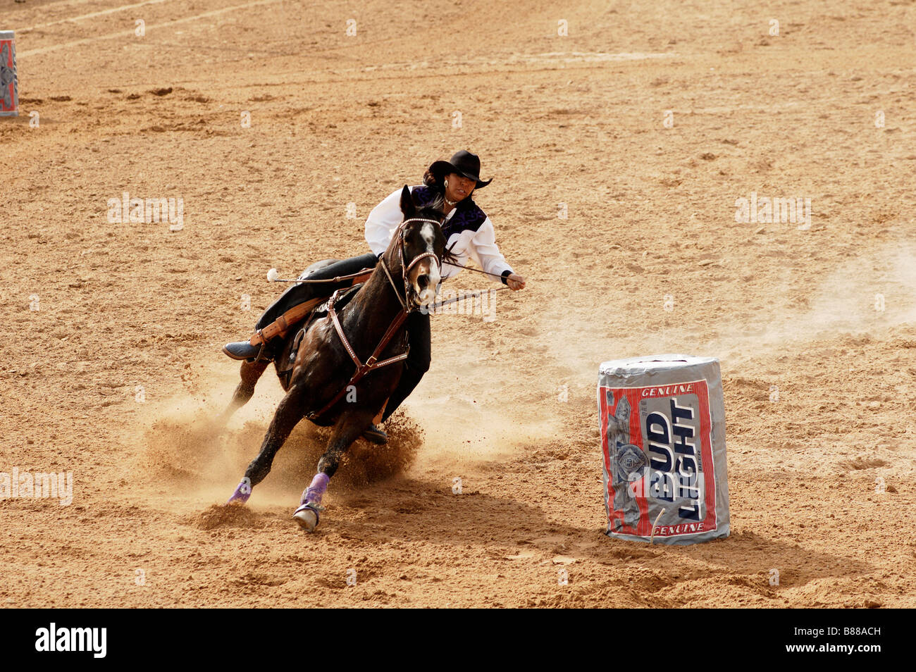 Barrel racing azione a un rodeo Foto Stock