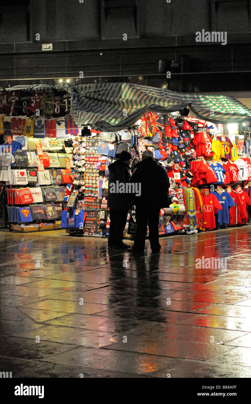 Pressione di stallo di souvenir in Oxford Street London Regno Unito Foto Stock