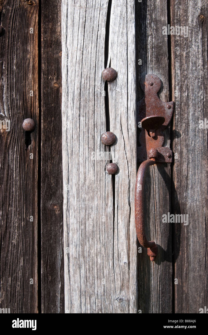 Weathered porta in legno di quercia e la chiusura a scatto, sud-Touraine, Francia. Foto Stock