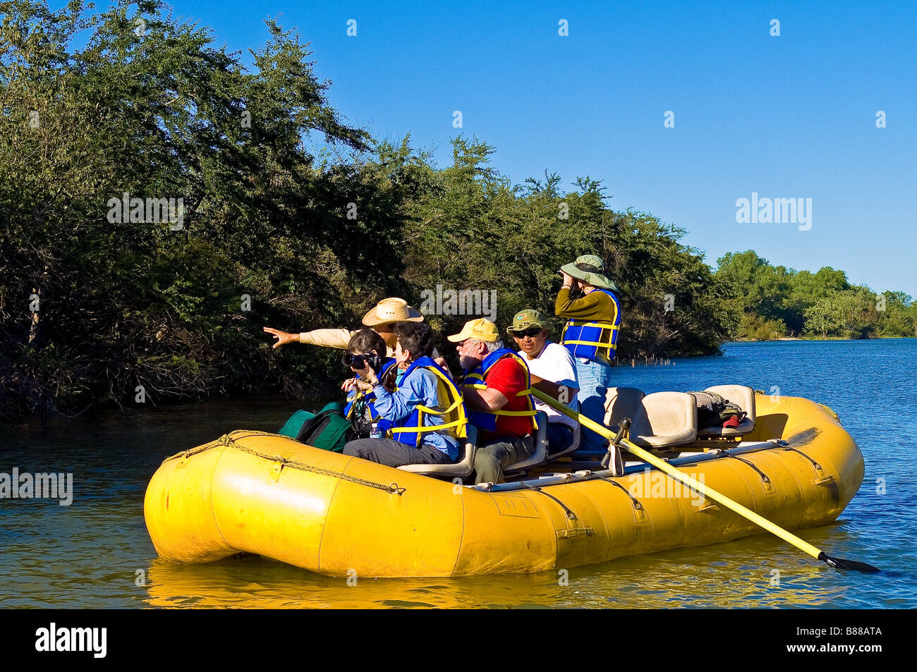 Gli amanti del birdwatching escursione di rafting sul fiume sul Rio El Fuerte Sinaloa Messico Foto Stock