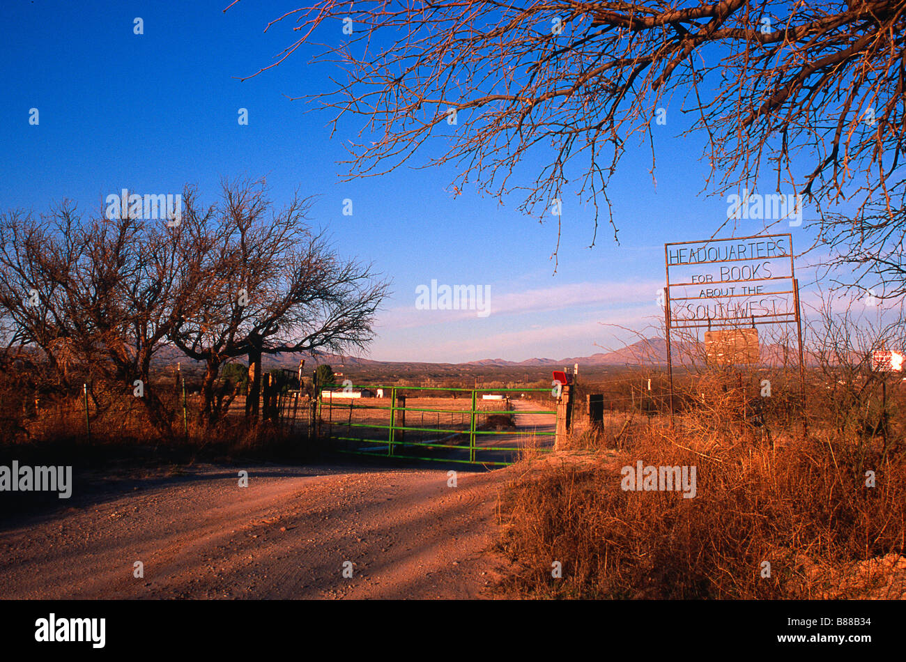 Strada e gate in canti vento Bookstore e ranch di bestiame- quartier generale per i libri sul sud-ovest, Benson, AZ Foto Stock