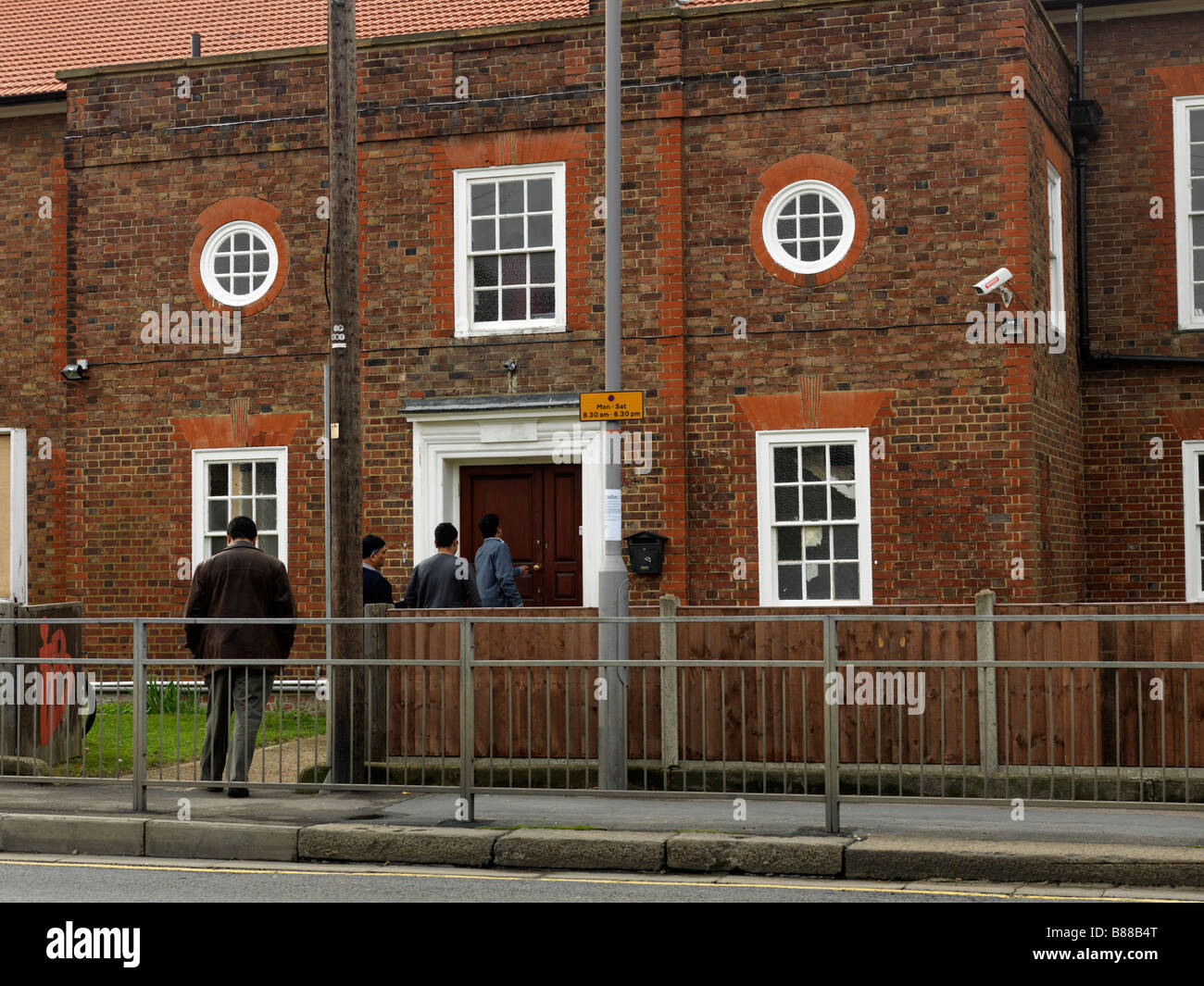 La moschea di nuovo nella ex St Barnabus Church Hall Epsom Surrey in Inghilterra arrivando alla moschea per le preghiere del venerdì Foto Stock