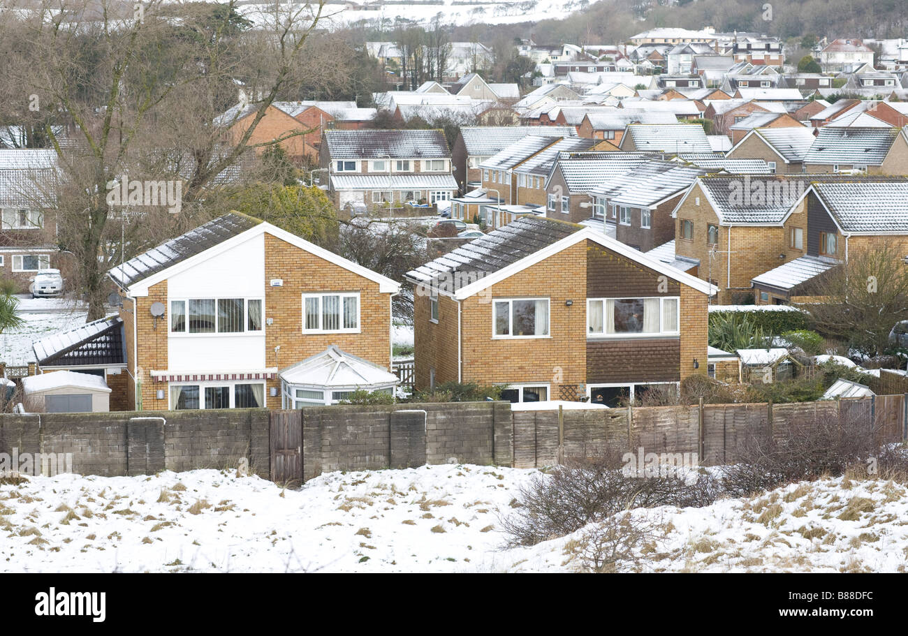 Dan y graig degli anni settanta alloggiamento estate in Newton, Porthcawl dopo una spolverata di neve Foto Stock