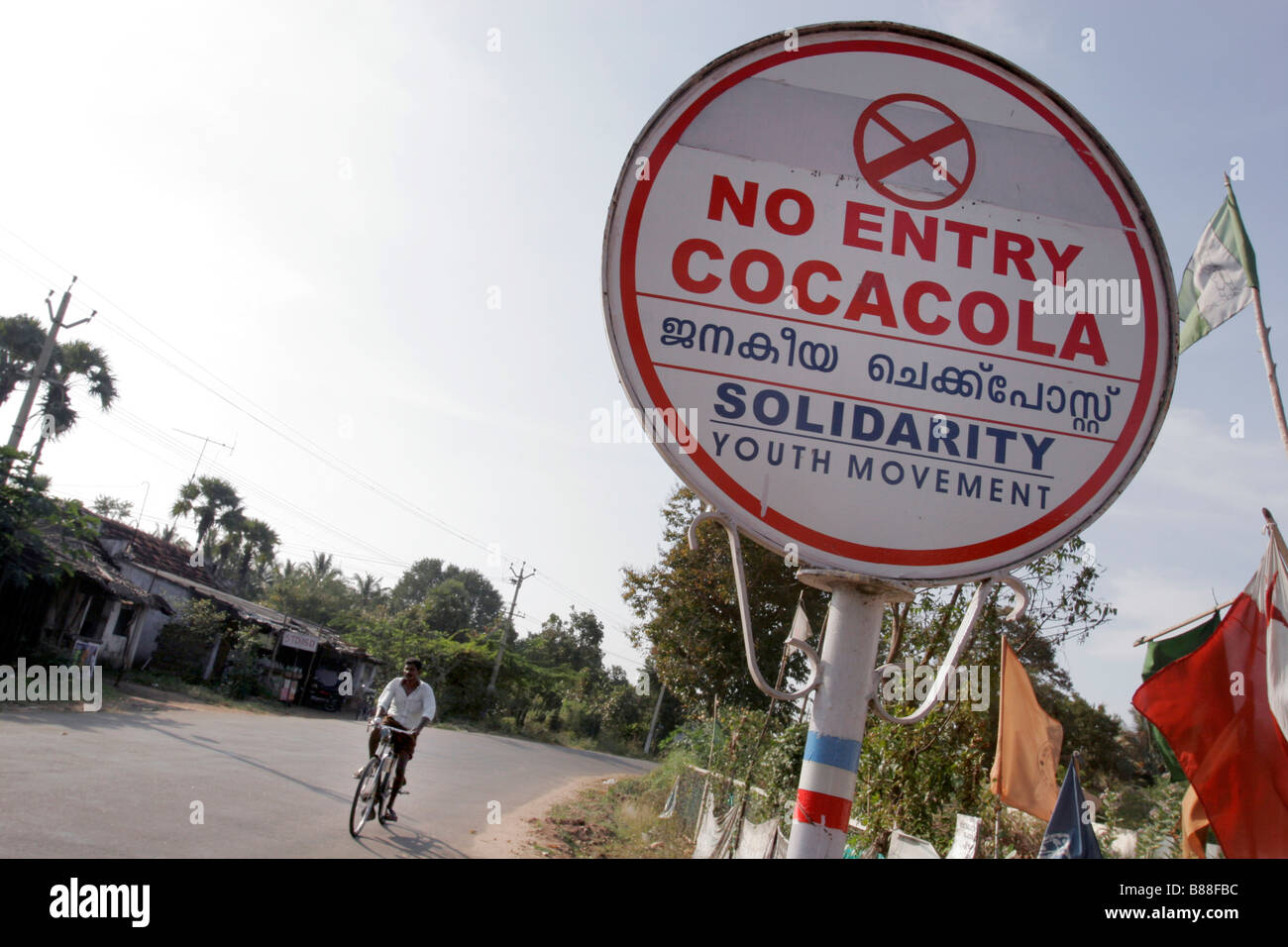 Un cartello stradale istituito dagli attivisti scherzosamente vieta la Coca Cola (coke) di entrare nel paese di Plachimada nel Kerala in India Foto Stock