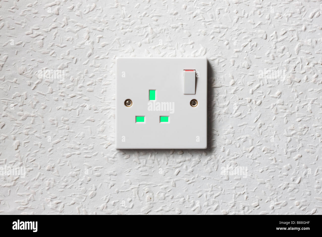 Tensione di rete UK presa elettrica con luce verde Foto Stock
