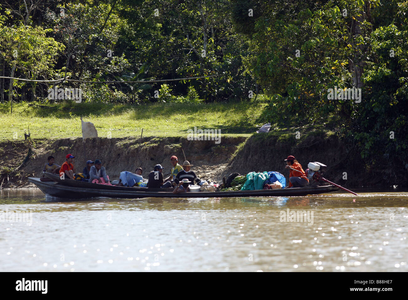 Canoa trasporti nell'Amazzonia peruviana vicino a Iquitos Foto Stock
