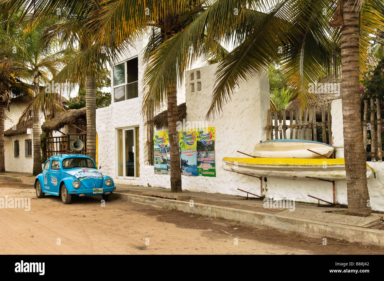 Teacapan Adventure Tours Vw Bug e kayak nel villaggio di Teacapan Sinaloa Messico Foto Stock