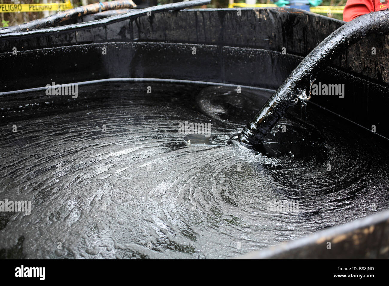 Olio greggio aspirato in un'iva durante la pulitura di una fuoriuscita di petrolio in Amazzonia ecuadoriana Foto Stock