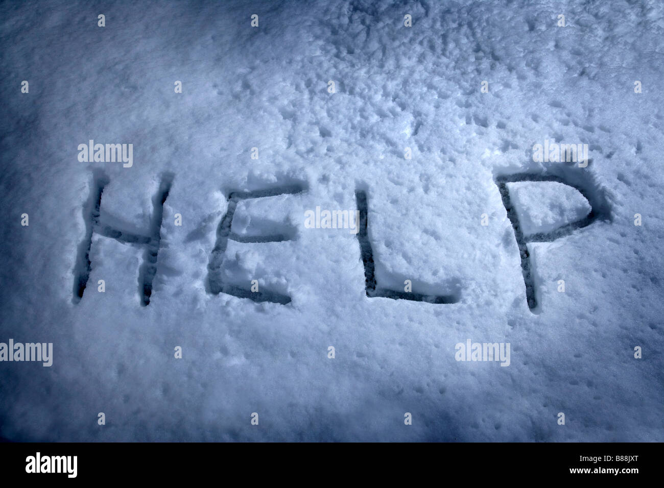 La parola 'help' scritto nella neve Foto Stock