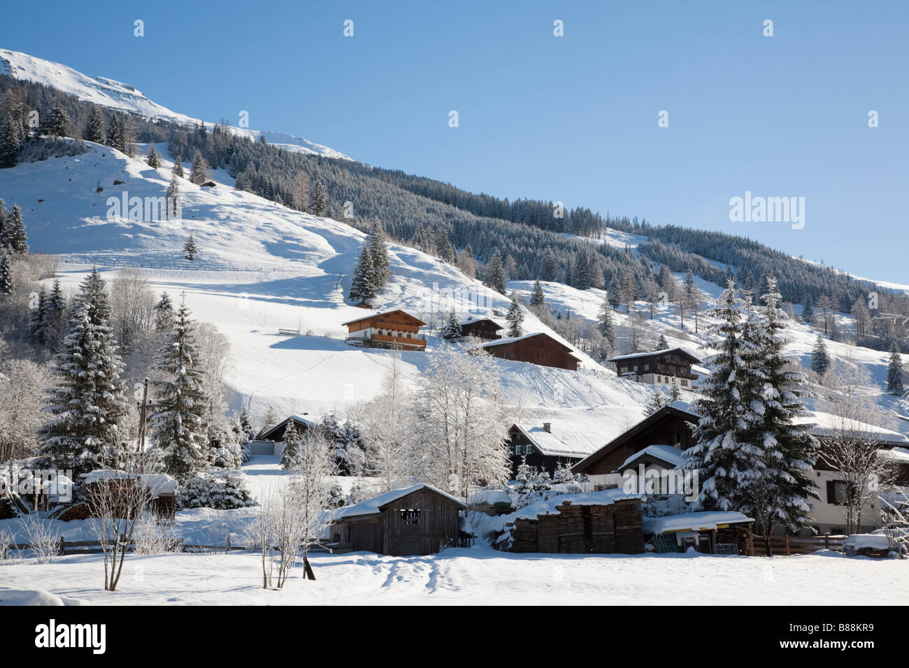 Rauriser Bucheben Sonnen Valley Austria Europa gennaio neve invernale scena con chalets in villaggio alpino Foto Stock