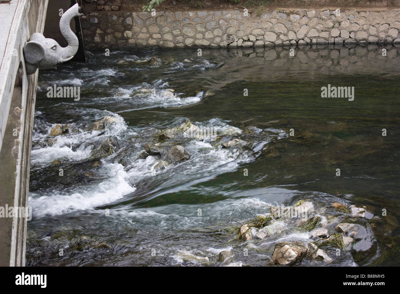 Forte esecuzione di fiume di acqua dal fiume Li all'Elephant Trunk Hill a Guilin Cina Foto Stock