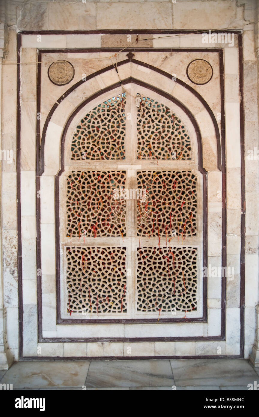 La preghiera le stringhe di cotone su una pietra di marmo finestra all'interno della tomba di Cheik Selim Christi Jama Masjid moschea Foto Stock