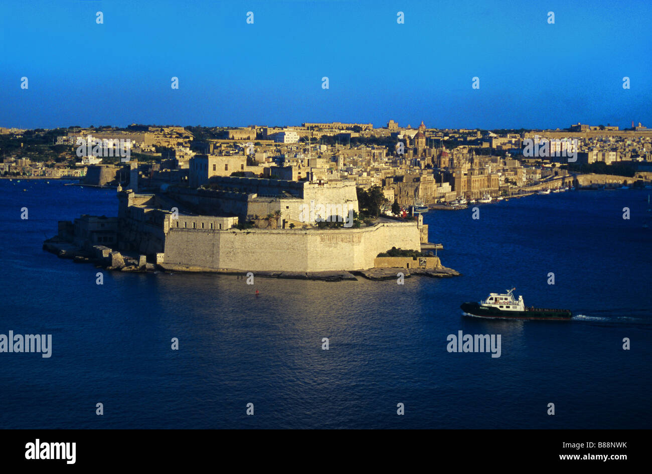 Il fortilizio medievale di Sant'Angelo e il Grand Harbour o porto di La Valletta, con Vittoriosa al di là, Malta Foto Stock