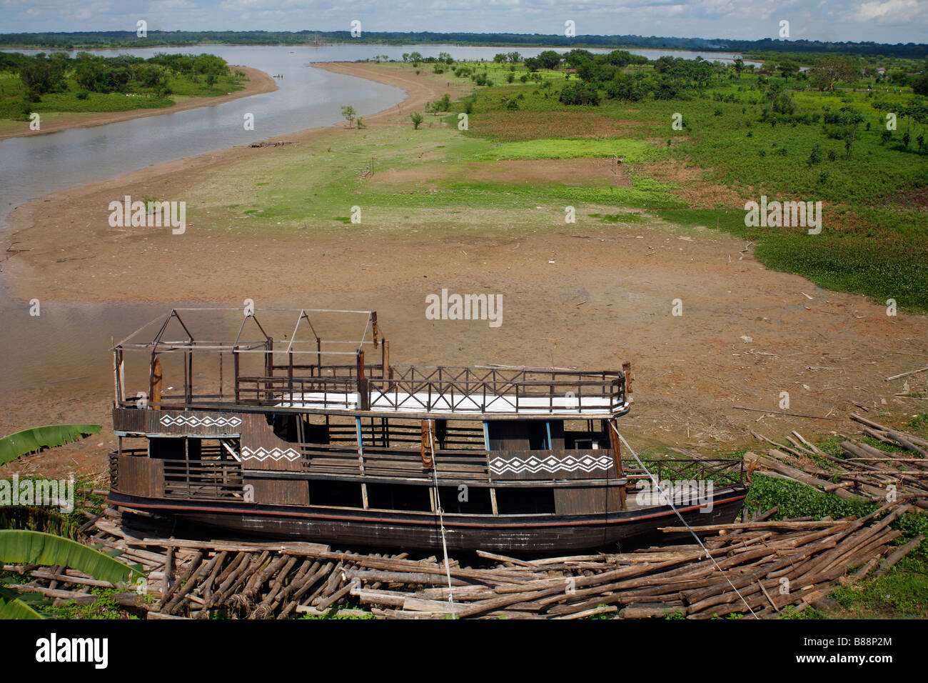 Vecchio riverboat accanto al Rio Amazonas vicino a Iquitos, Perù Foto Stock