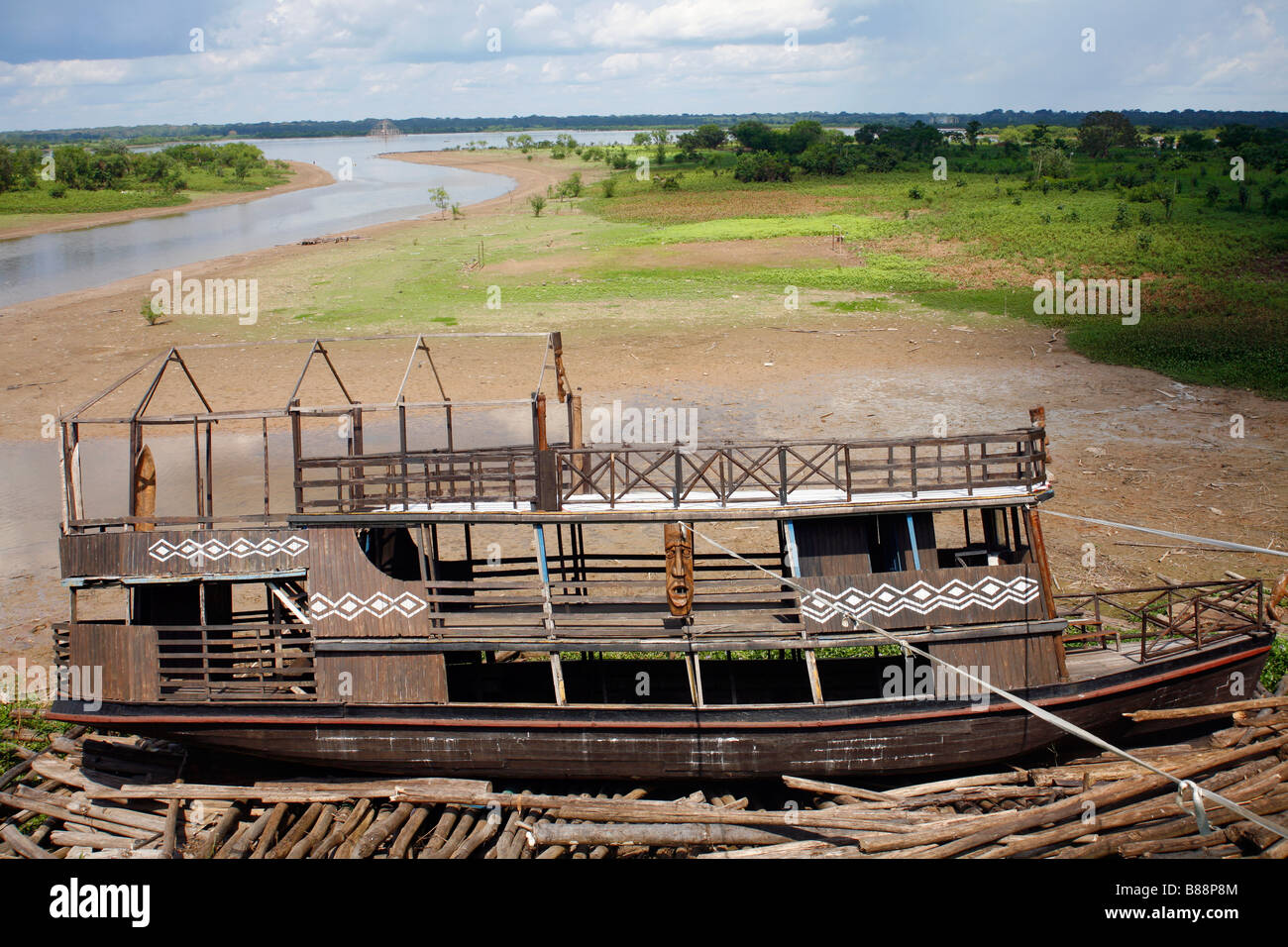 Vecchio riverboat accanto al Rio Amazonas vicino a Iquitos, Perù Foto Stock