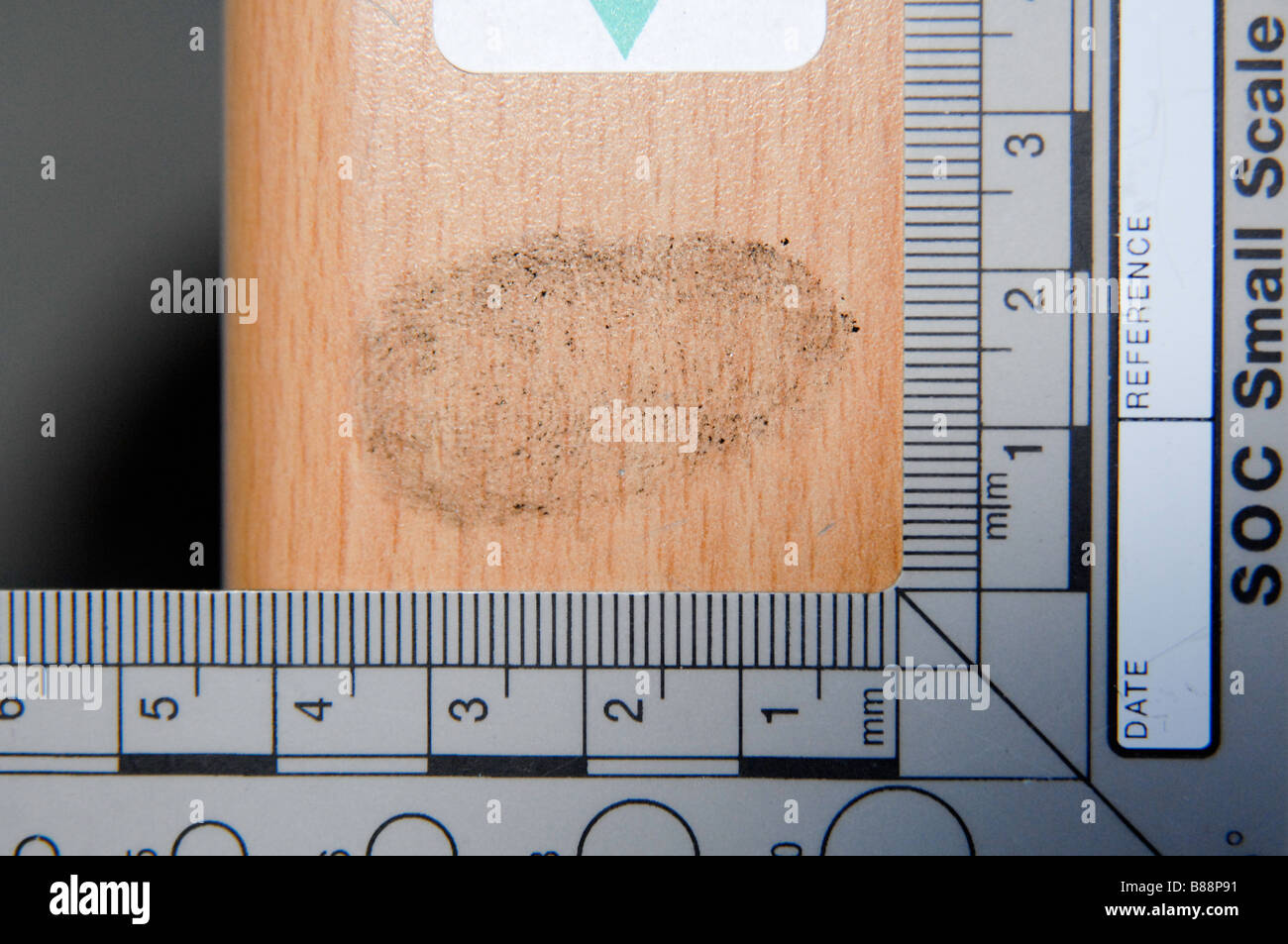 Impronta digitale su una scrivania in legno Foto Stock