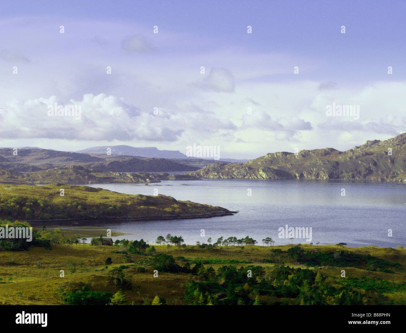 Guardando ad ovest dal punto di vista sulla A896 strada tra Shieldaig e Torridon, Highland, Scozia Foto Stock