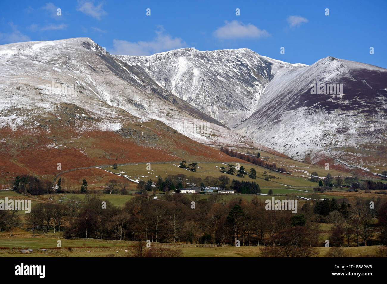 Blease cadde e Gategill cadde. Blencathra, da Castlerigg. Parco Nazionale del Distretto dei Laghi, Cumbria, Inghilterra, Regno Unito, Europa. Foto Stock
