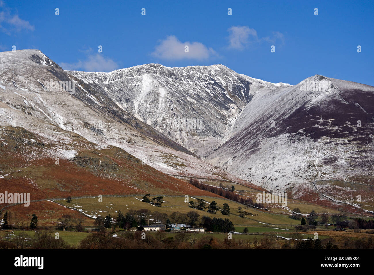 Blease cadde e Gategill cadde. Blencathra, da Castlerigg. Parco Nazionale del Distretto dei Laghi, Cumbria, Inghilterra, Regno Unito, Europa. Foto Stock