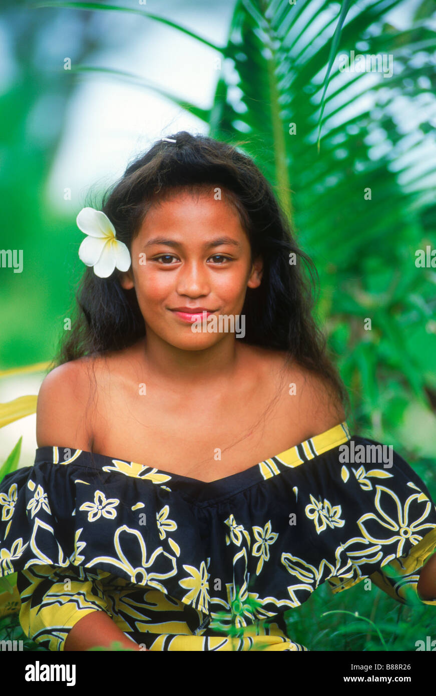 Giovane ragazza polinesiana in abito locale su Aitutaki nelle Isole Cook Foto Stock