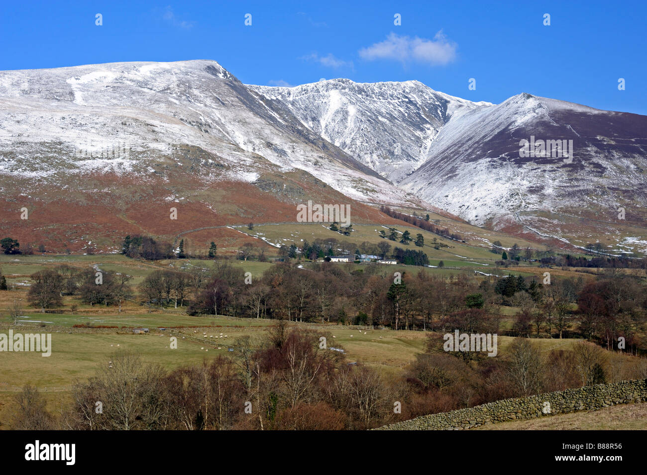 Blease cadde e Gategill cadde. Blencathra, da Castlerigg. Parco Nazionale del Distretto dei Laghi, Cumbria, Inghilterra, Regno Unito, Europa. Foto Stock