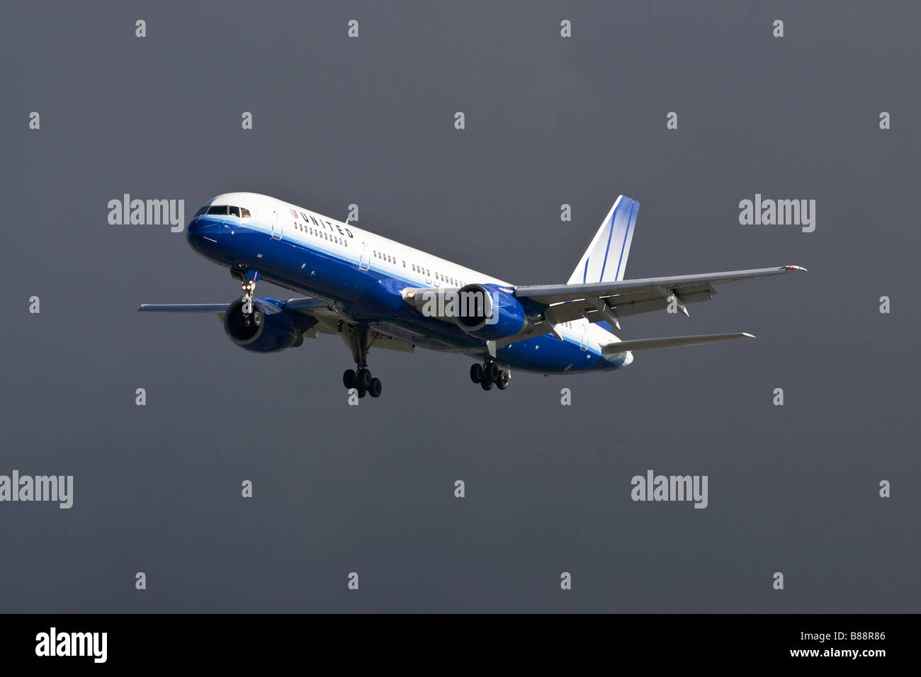 Un Boeing B757 della United Airlines su finali Foto Stock