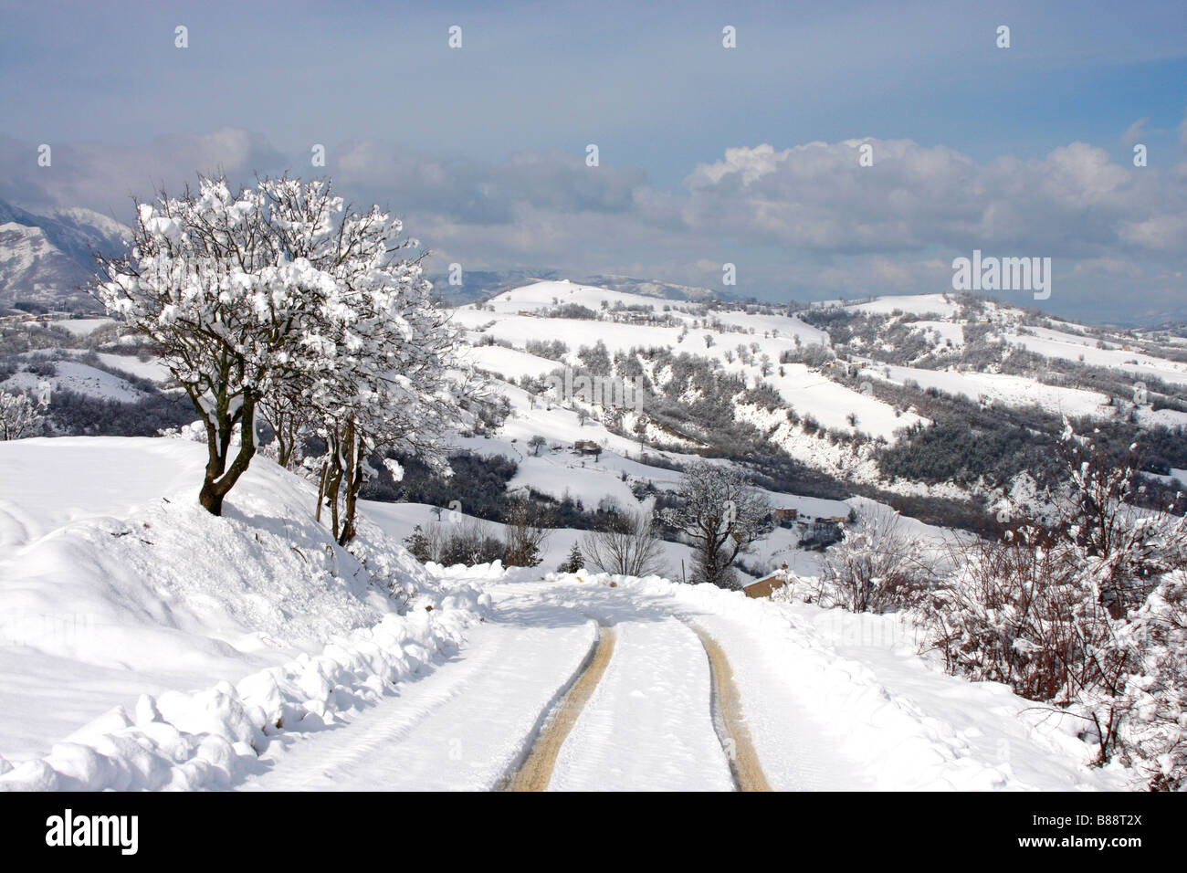 Auto tracce nella neve sullo sfondo dei monti Sibillini in Le Marche,LE MARCHE ITALIA Foto Stock