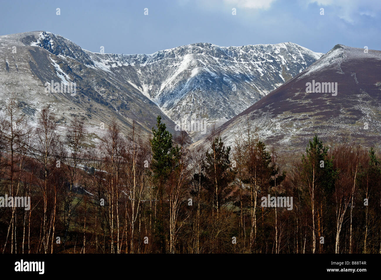 Blease cadde e Gategill cadde. Blencathra, dal Ponte Threlkeld. Parco Nazionale del Distretto dei Laghi, Cumbria, Inghilterra, Regno Unito, Europa. Foto Stock