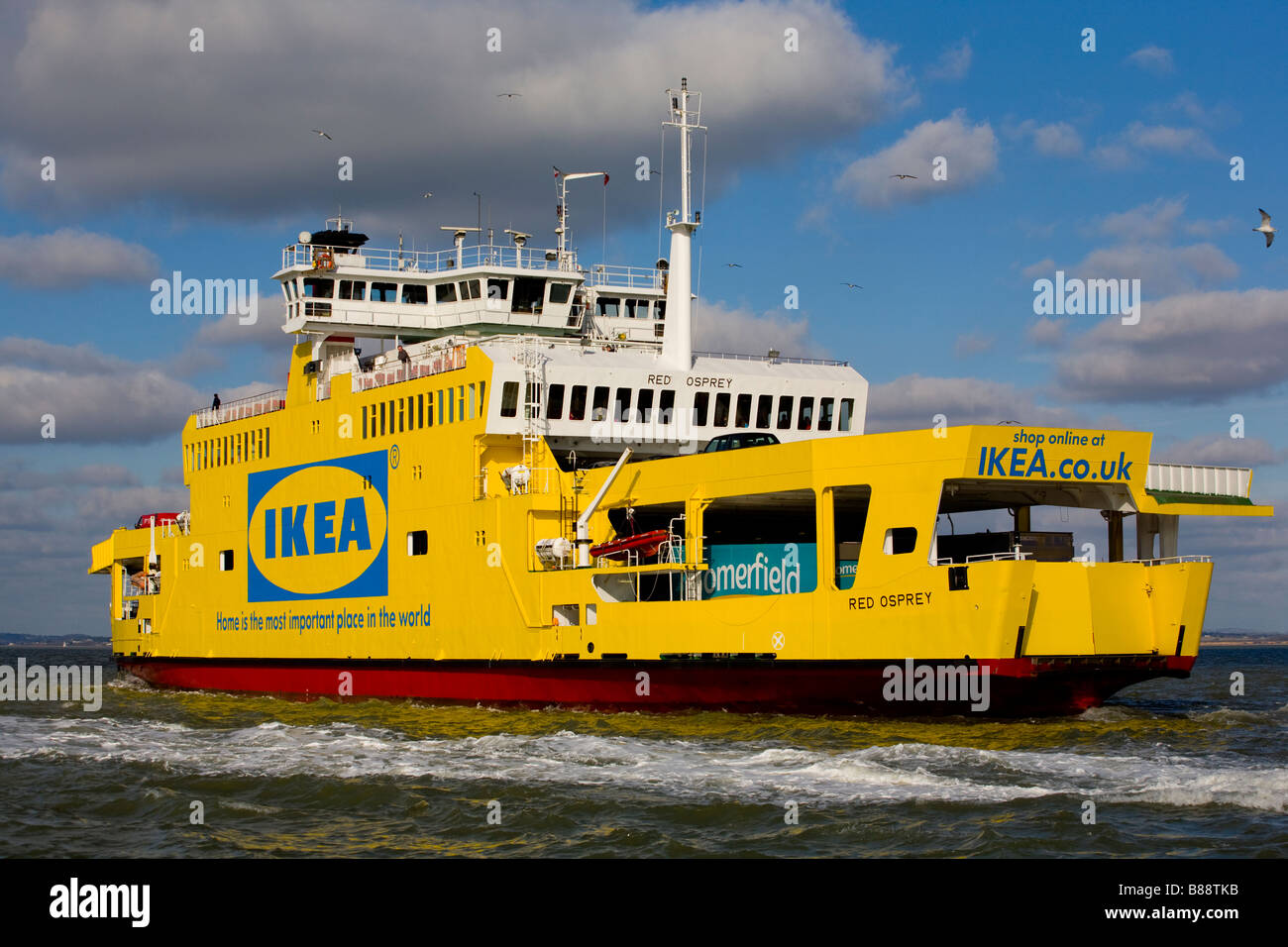 Cowes a Southampton Imbuto Rosso traghetto auto annuncio di Ikea Foto Stock