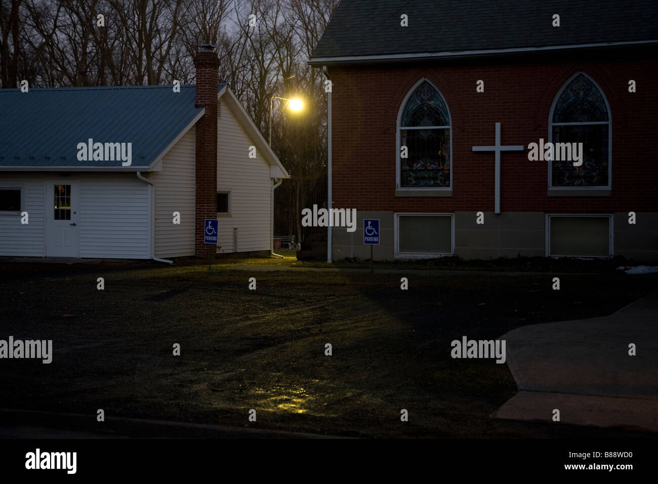 Gli edifici della chiesa di notte Foto Stock