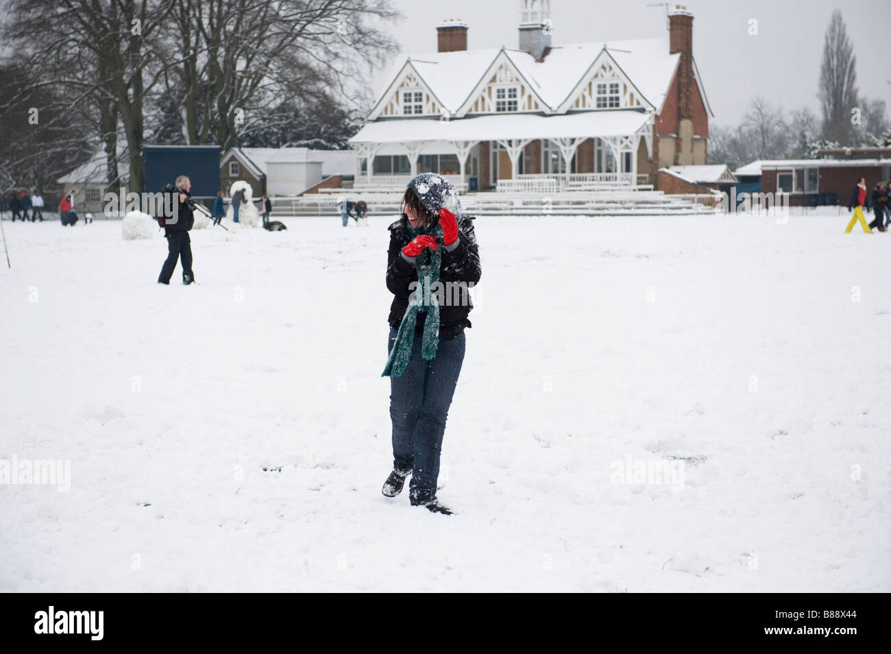 I parchi con un divertente coltre di neve per i combattimenti e pupazzi di neve all'Università di Oxford Foto Stock