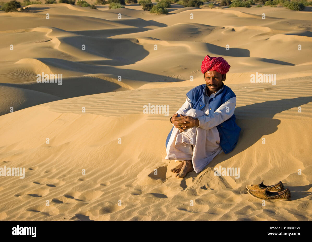 Indian uomo nel deserto Khuri Rajasthan in India Foto Stock