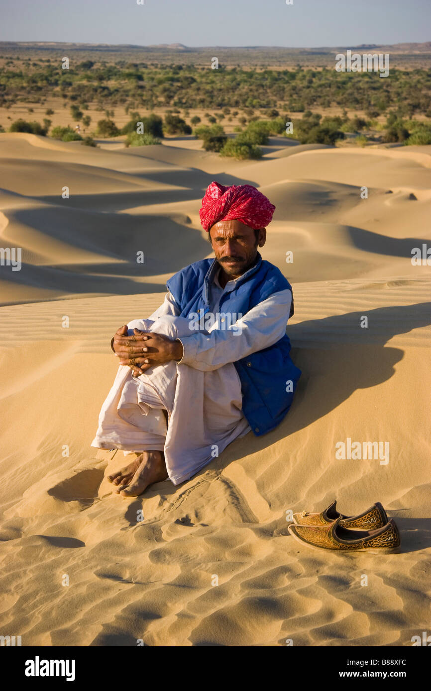 Indian uomo nel deserto Khuri Rajasthan in India Foto Stock