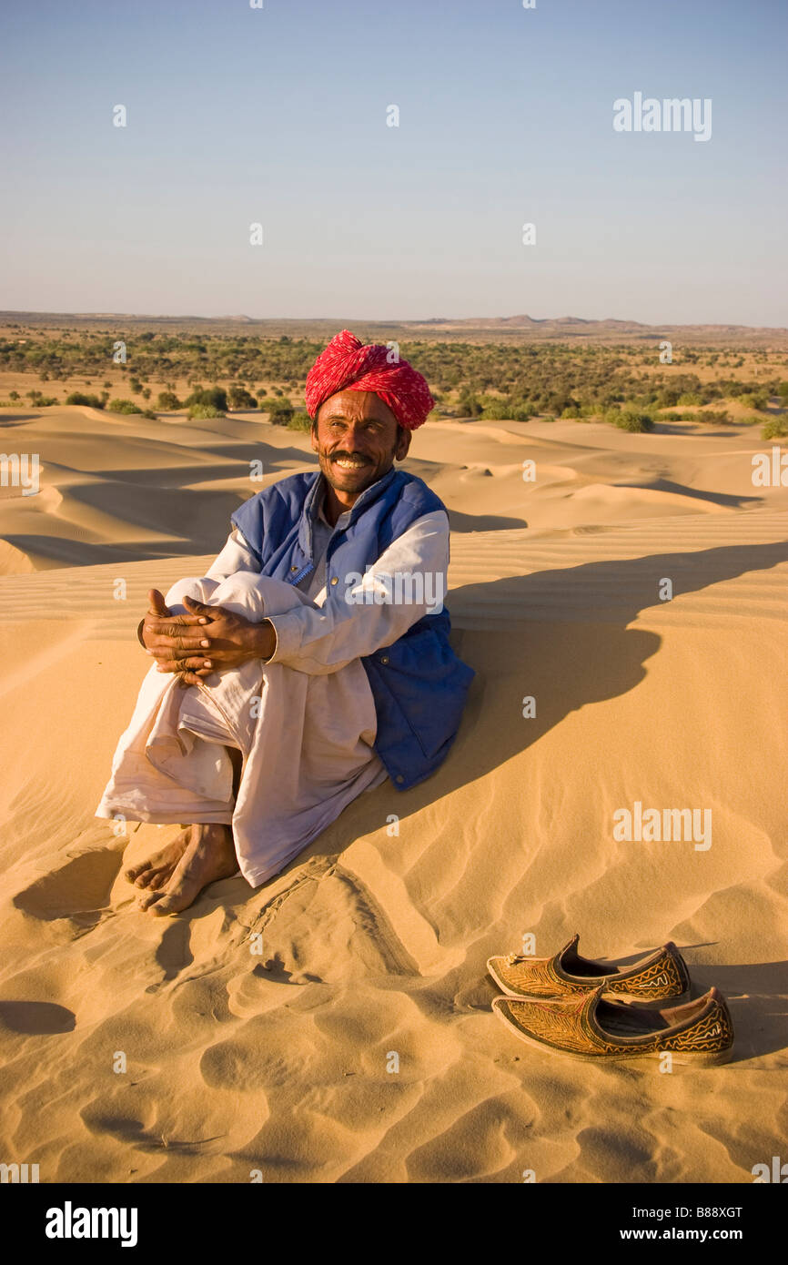 Indian uomo nel deserto Khuri Rajasthan in India Foto Stock