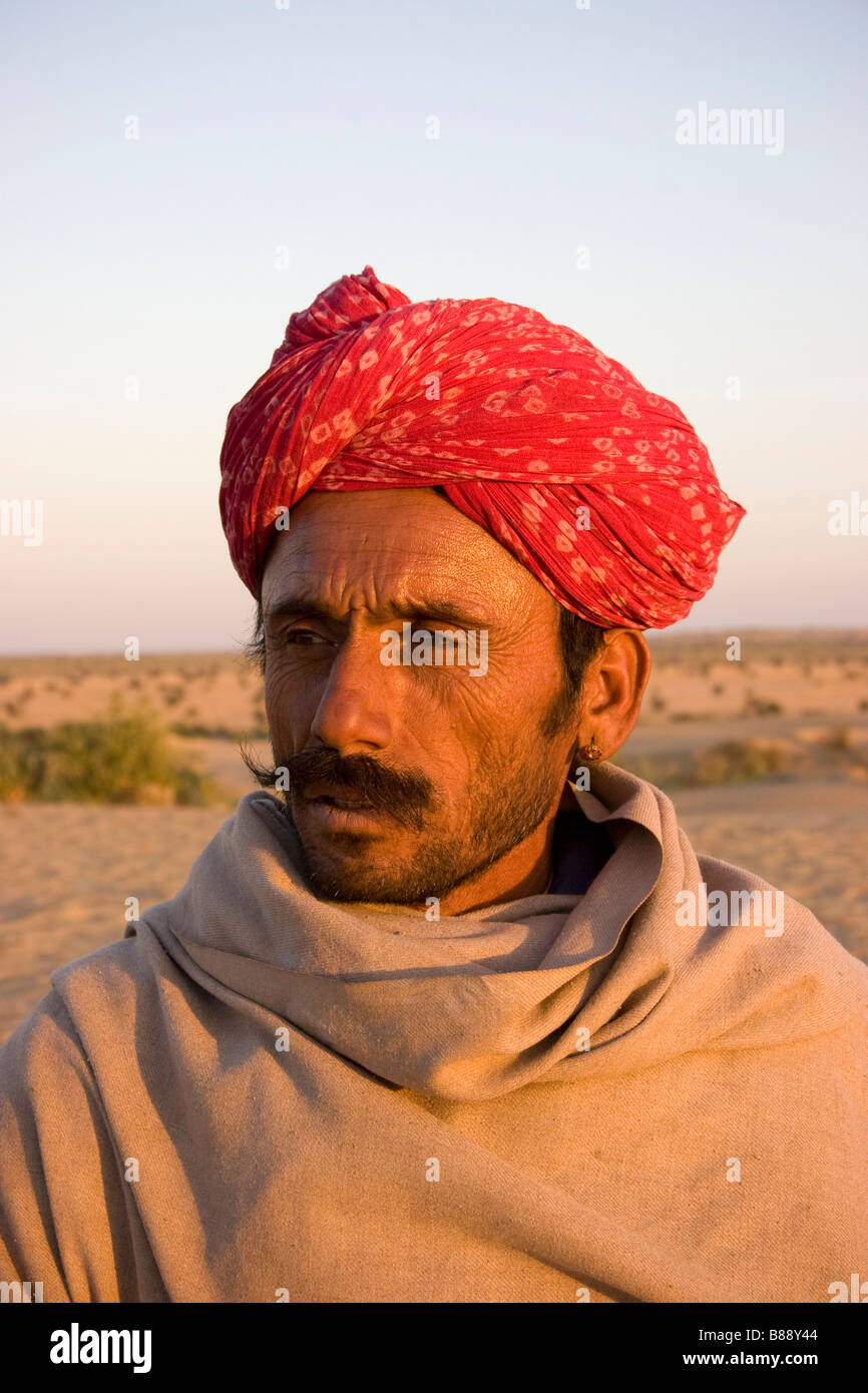 Indian uomo che indossa turbante Khuri deserto del Rajasthan in India Foto Stock