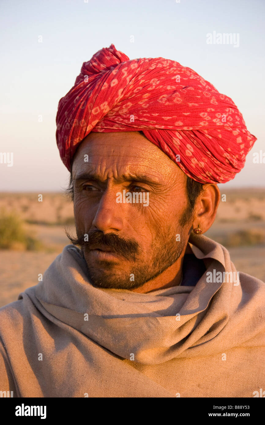 Indian uomo che indossa turbante Khuri deserto del Rajasthan in India Foto Stock