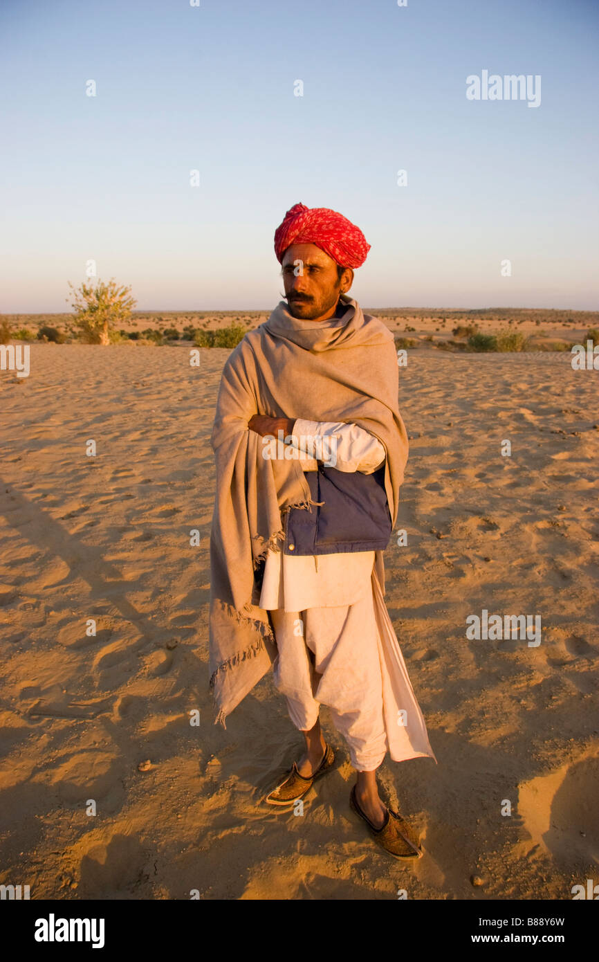 Indian uomo che indossa turbante Khuri deserto del Rajasthan in India Foto Stock