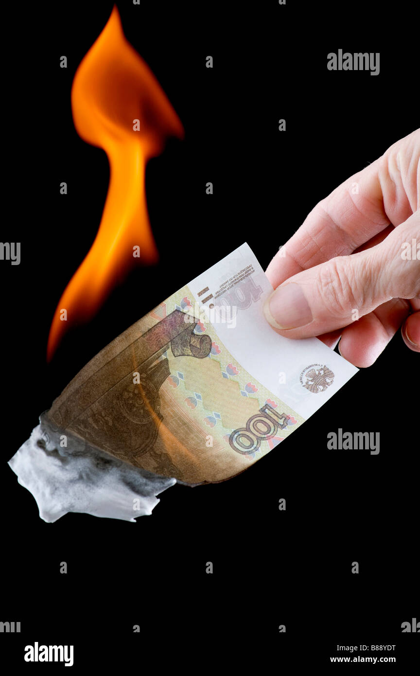 Oggetto sul nero valuta bruciando denaro cartaceo Foto Stock