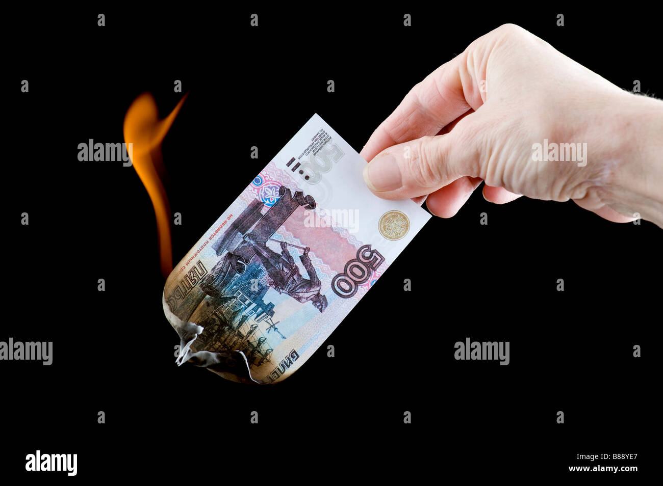 Oggetto sul nero valuta bruciando denaro cartaceo Foto Stock
