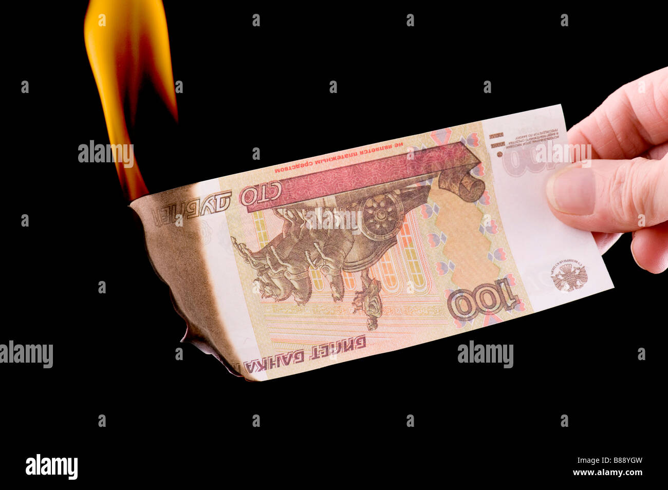 Oggetto sul nero valuta bruciando denaro cartaceo Foto Stock