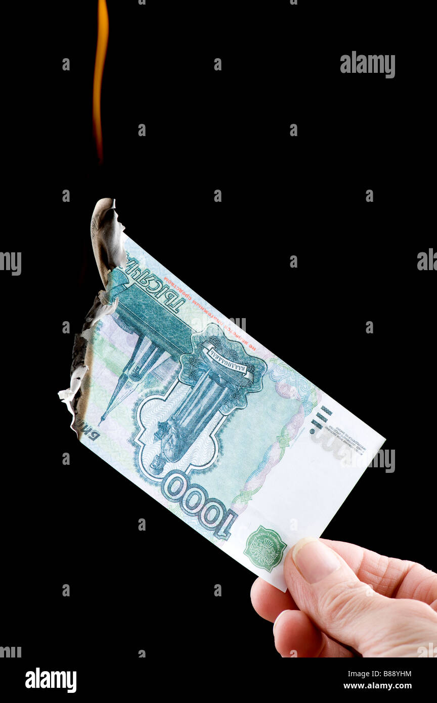 Oggetto sul nero valuta bruciando denaro cartaceo Foto Stock