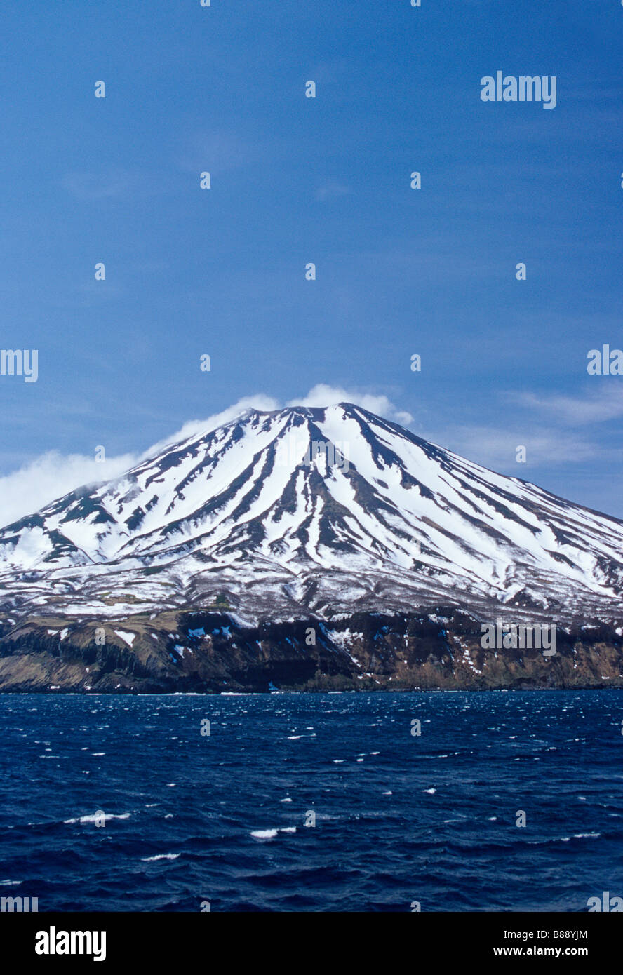 Coperta di neve vulcano su una delle isole Curili Russia Russia può Far East Foto Stock