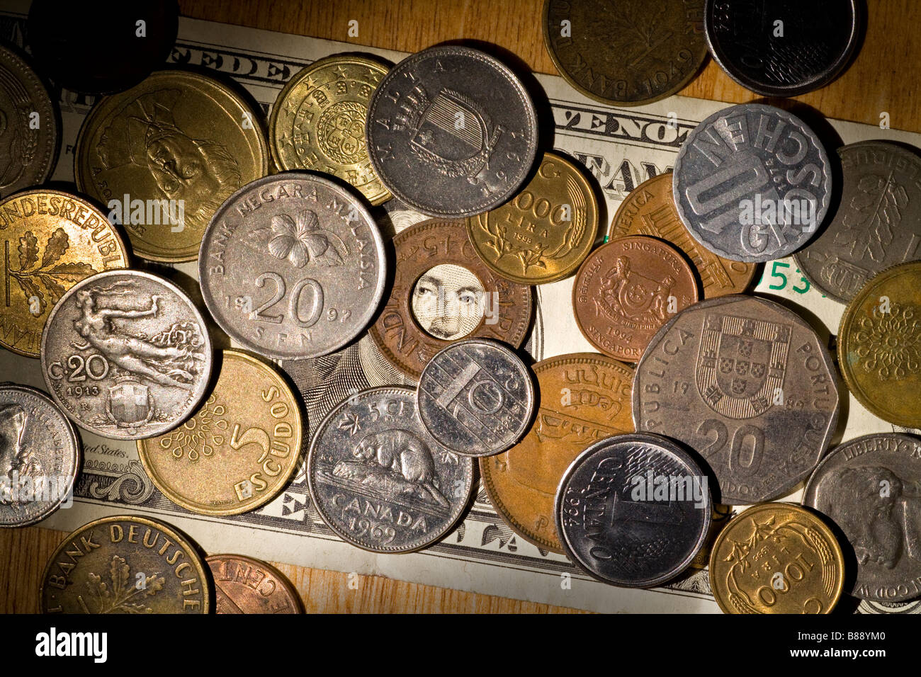 George Washington pigoli attraverso una pletora di miste di valuta mondiale illuminazione calda Foto Stock