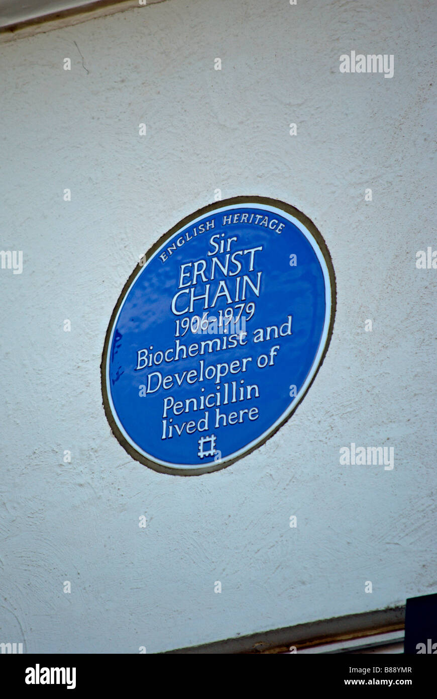 English Heritage targa blu segnando una casa di sir ernst catena, biochimico e sviluppatore di penicillina, Wimbledon, Inghilterra Foto Stock