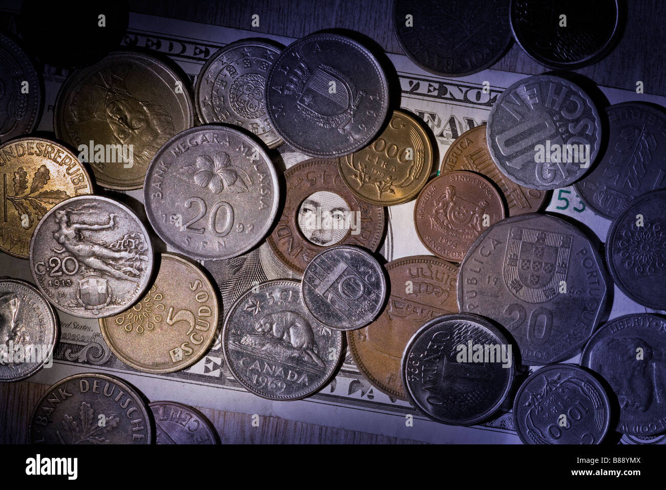 George Washington pigoli attraverso una pletora di miste di valuta mondiale fredde ombre blu Foto Stock