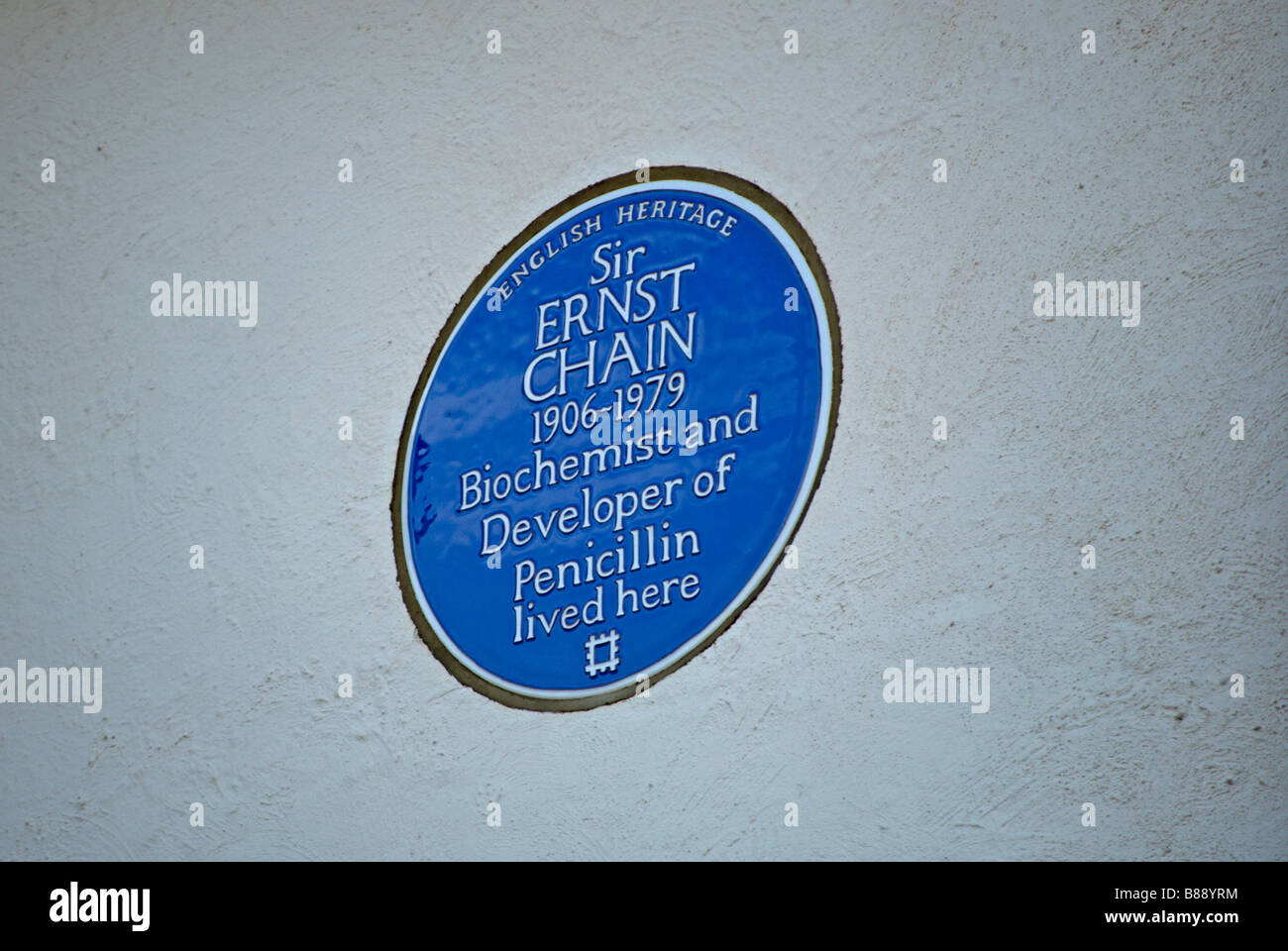 English Heritage targa blu segnando un ex casa di sir ernst catena, biochimico e sviluppatore di penicillina Foto Stock