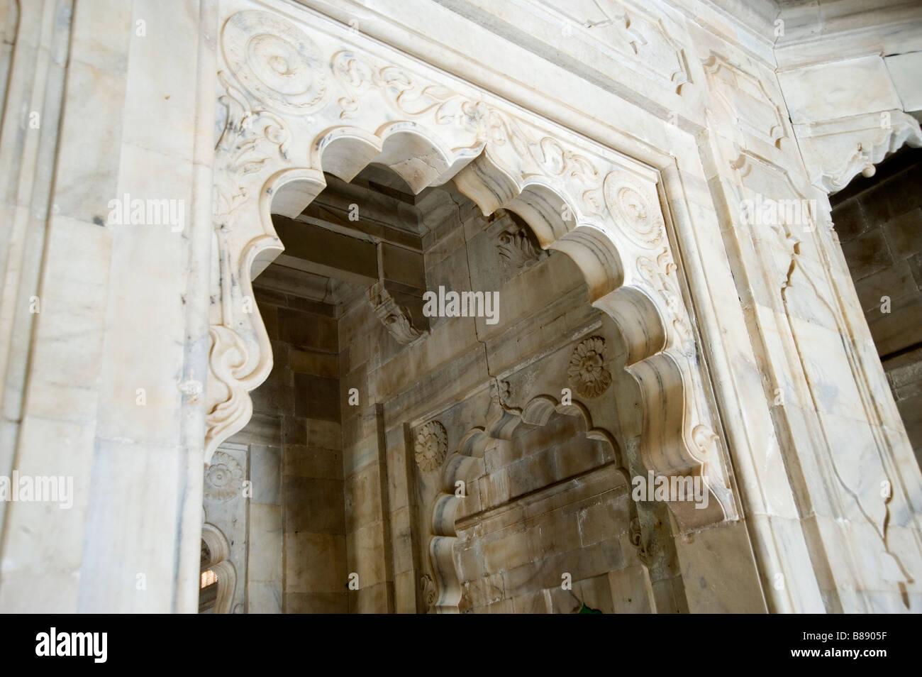 Marmo scolpito archi Jaswant Thada Foto Stock