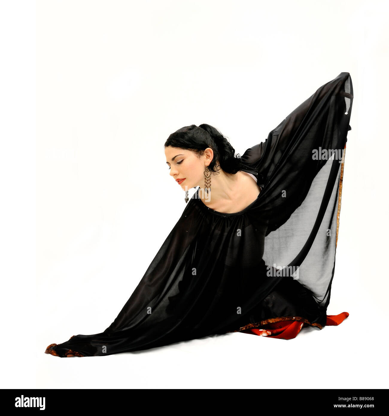 Ritratto di giovane ispanica ballerina di flamenco donna isolato Foto Stock